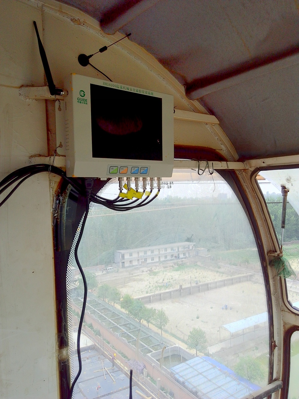 思念果嶺塔機安全監(jiān)控系統(tǒng)現(xiàn)場安裝圖四