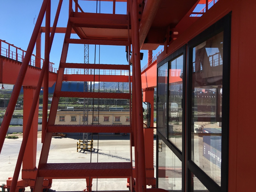 蘭州鐵路局銀川惠農(nóng)貨場安裝門機安全監(jiān)控系統(tǒng)現(xiàn)場照片三